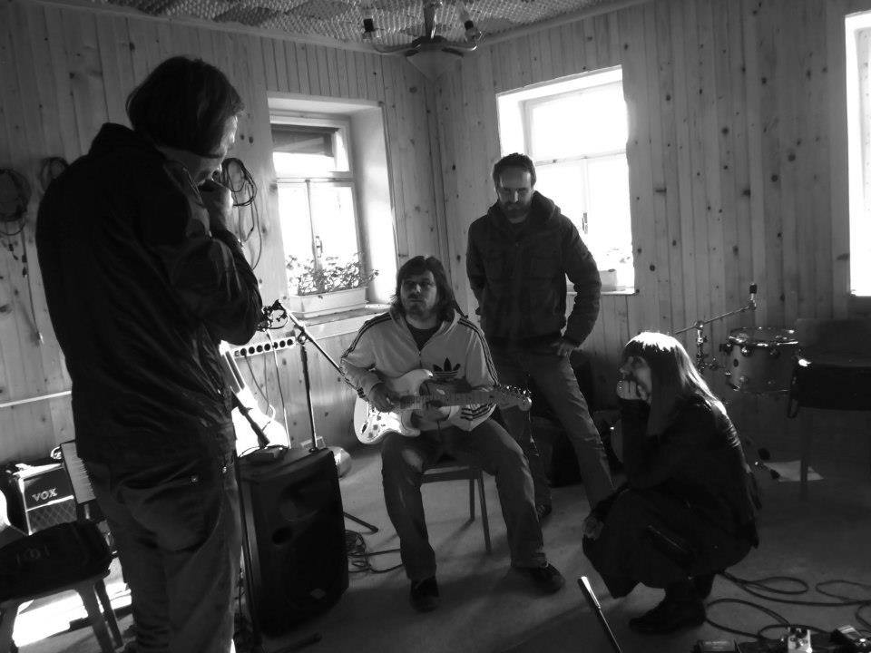 Roger N. Out v studiu ob nastajanju istoimenskega prvenca. (Foto: Roger N. Out)